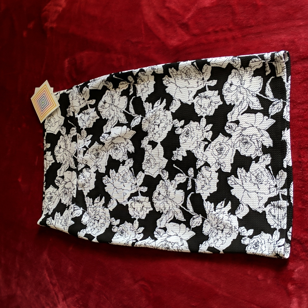 LuLaRoe Cassie skirt NWT, XS, black and white
